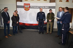 Na zdjęciu widać przedstawicieli Powiatu Kolskiego oraz KPP Koło podczas przekazania latarek dla KPP Koło.