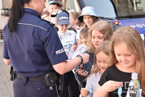 Na obrazku widzimy dzieci z wizytą w Komendzie Powiatowej Policji w Kole.
