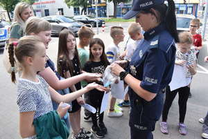 Na obrazku widzimy dzieci z wizytą w Komendzie Powiatowej Policji w Kole.
