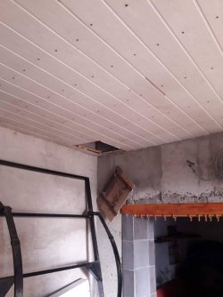 Widok sufitu we wnętrzu pomieszczenia z otworem w jego narożniku.