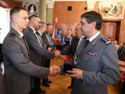 Wręczanie statuetki Kryształowej Gwiazdy st. post. B. Cienkuszewskiemu przez Komendanta Wojewódzkiego Policji w Poznaniu