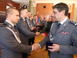 Wręczanie statuetki Kryształowej Gwiazdy sierż. S. Maciejoewskiemu przez Komendanta Wojewódzkiego Policji w Poznaniu