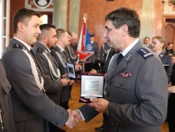 Wręczanie statuetki Kryształowej Gwiazdy ze wstęgą mł. asp. G. Kokocińskiemu przez Komendanta Wojewódzkiego Policji w Poznaniu