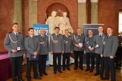 Pozowane zdjęcie laureatów Kryształowych Gwiazd z Komendy Powiatowej Policji w Kole wraz z Przewodniczącym NSZZP woj. wielkopolskiego i przew. NSZZP powiatu kolskiego oraz Komendantem Powiatowym Policji w Kole mł. insp. A. Foryńskim.