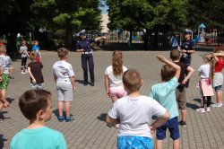 Na obrazku widoczne są dzieci uczestniczące w spotkaniu profilaktycznym z policjantkami
