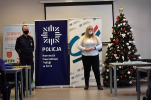 Na obrazku widzimy funkcjonariuszy Policji oraz przedstawiciela Banku Credit Agricole podczas spotkania z podopiecznymi Dziennego Domu &quot;Senior+&quot;