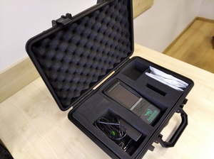 Na obrazku widzimy urządzenie Aquilascan WDTP-10 służące do wykonywania testów na obecność narkotyków w organizmie osoby testowanej.