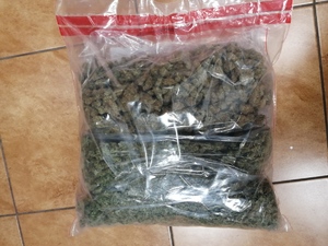 Na obrazku widzimy narkotyki - marihuanę spakowane w foliową torbę