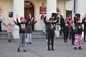 Na obrazku widzimy uczestników akcji &quot;Nazywam się Miliard&quot; tańczących przed Ratuszem w Kole.
