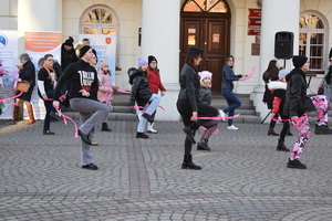 Na obrazku widzimy uczestników akcji &quot;Nazywam się Miliard&quot; tańczących przed Ratuszem w Kole.