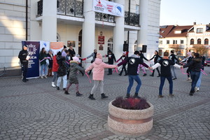 Na obrazku widzimy uczestników akcji &quot;Nazywam się Miliard&quot; tańczących przed Ratuszem w Kole.