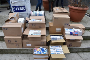 Na zdjęciu widzimy mundurowych przekazujących pracownikom MOPS w Kole zebrane dary na rzecz obywateli z Ukrainy.