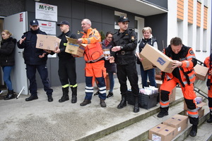 Na zdjęciu widzimy mundurowych przekazujących pracownikom MOPS w Kole zebrane dary na rzecz obywateli z Ukrainy.