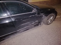 Na obrazku widzimy uszkodzony pojazd maki Mercedes koloru czarnego.