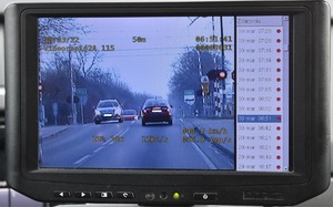 Na obrazku widzimy nagranie z wideorejestratora gdzie kierowca wjeżdża na przejazd kolejowy pomimo nadawania przez sygnalizator czerwonego światła.