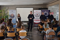 Na obrazku widzimy funkcjonariuszy Komendy Powiatowej Policji w Kole, którzy uczestniczyli w spotkaniu profilaktycznym z uchodźcami z Ukrainy.