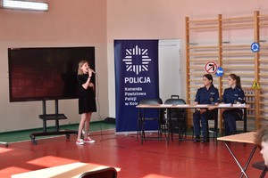 Na obrazku widzimy uczniów biorących udział w powiatowych eliminacjach do Ogólnopolskiego Turnieju Bezpieczeństwa w Ruchu Drogowym. Na obrazku widać również funkcjonariuszy Policji czuwających nad prawidłowym przebiegiem eliminacji.