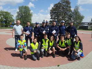 Na obrazku widzimy uczniów biorących udział w powiatowych eliminacjach do Ogólnopolskiego Turnieju Bezpieczeństwa w Ruchu Drogowym. Na obrazku widzimy również Policjantów czuwających nad prawidłowym przebiegiem eliminacji.