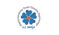 Na obrazku widzimy logo Międzynarodowego Dnia Dziecka Zaginionego przedstawiające kwiat niezapominajki.