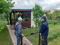 Na obrazku widzimy umundurowanych policjantów prowadzących działania profilaktyczne na terenie ogródków działkowych w Kole i Ruszkowie.