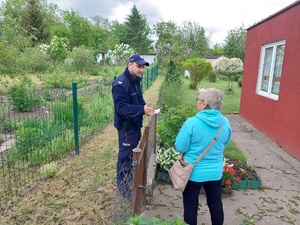 Na obrazku widzimy umundurowanych policjantów prowadzących działania profilaktyczne na terenie ogródków działkowych w Kole i Ruszkowie.