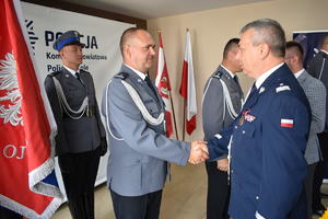 Na obrazku widoczny jest nadinsp. w stanie spoczynku  Jarosław Rzymkowski składający gratulacje Komendantowi Powiatowemu Policji w Kole.