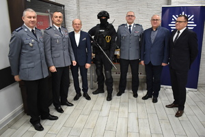 Na zdjęciu widzimy jedno z pomieszczeń Komendy Powiatowej Policji w Kole oraz przekazany sprzęt specjalistyczny. Na zdjęciu widzimy rownież funkcjonariuszy policji i zaproszonych gości.