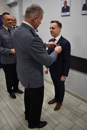 Na zdjęciu widzimy wyróżnionych medalami NSZZ Policjantów gości oraz funkcjonariuszy policji.