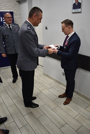 Na zdjęciu widzimy wyróżnionych medalami NSZZ Policjantów gości oraz funkcjonariuszy policji.