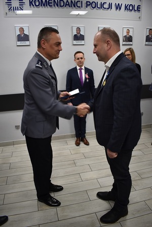 Na zdjęciu widzimy wyróżnionych medalami NSZZ Policjantów gości oraz funkcjonariuszy policji.