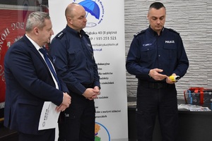 Na zdjęciu widzimy mł insp. Jacka Brzęckiego Komendanta Powiatowego Policji w Kole prezentującego urządzenie typu alkomat.