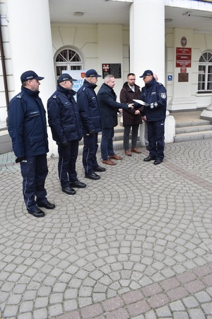 Na obrazku widzimy funkcjonariuszy policji wspólnie z władzami miasta Koła w trakcie przekazania nieoznakowanego radiowozu maki Hyundai. Przekazanie odbywa się przed budynkiem Ratusza Miejskiego w Kole.