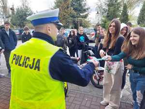 Na zdjęciu widoczni są policjanci podczas spotkania z młodzieżą szkół średnich.