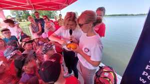 Na obrazku widzimy uczestników działań profilaktycznych &quot;KRĘCI MNIE BEZPIECZEŃSTWO NAD WODĄ&quot;, które zostały przeprowadzone nad jeziorem Brdowskim.