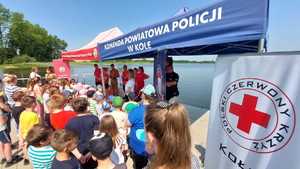 Na obrazku widzimy uczestników działań profilaktycznych &quot;KRĘCI MNIE BEZPIECZEŃSTWO NAD WODĄ&quot;, które zostały przeprowadzone nad jeziorem Brdowskim.
